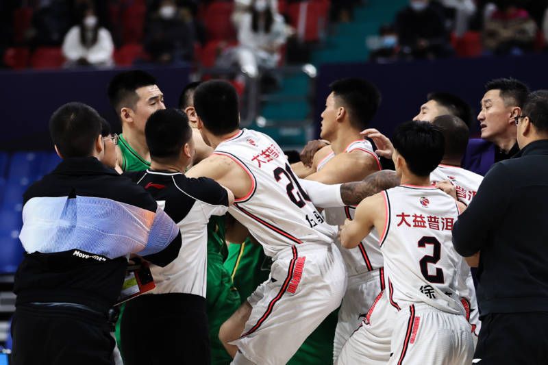 《叛舰喋血记》可是艾丽斯把那本小说带回家读了一遍，说，如果有人请我扮演这个角色的话，她认为我应该接受。